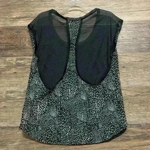 Fabletics Black and White Cap Sleeve Graphic Blouse - Picture 2 of 3